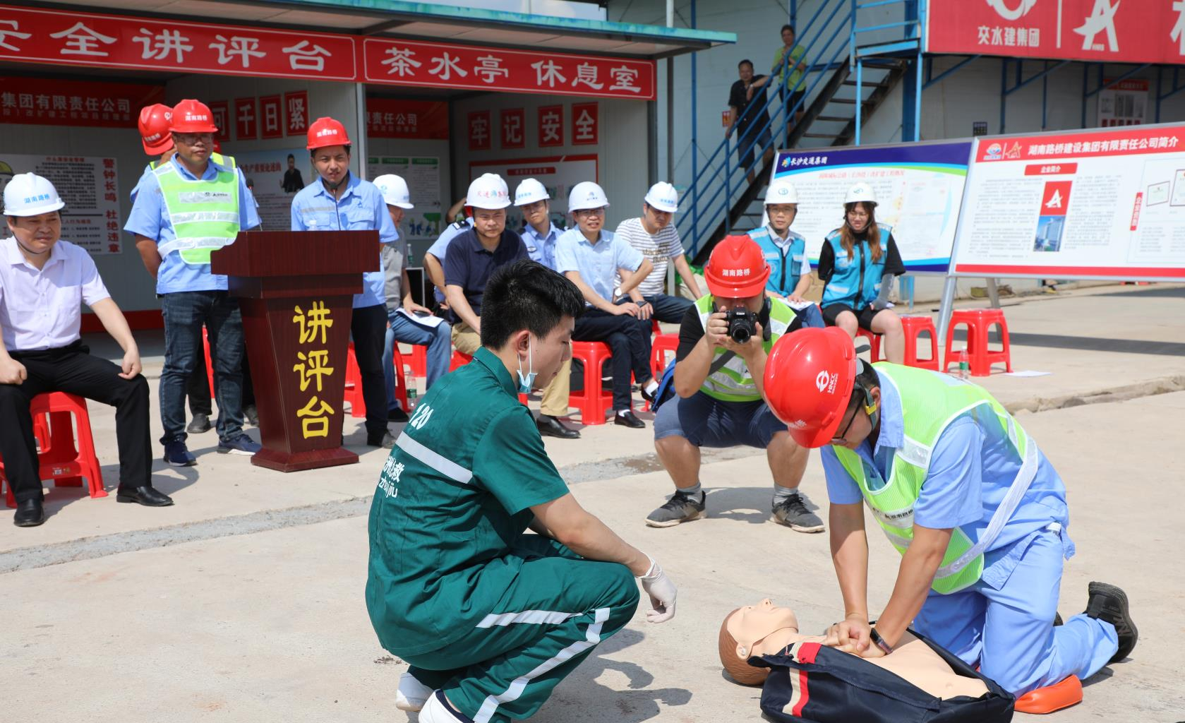 20200702163520.jpg 洞株路項(xiàng)目承辦高處墜落應(yīng)急救援演練_副本.jpg