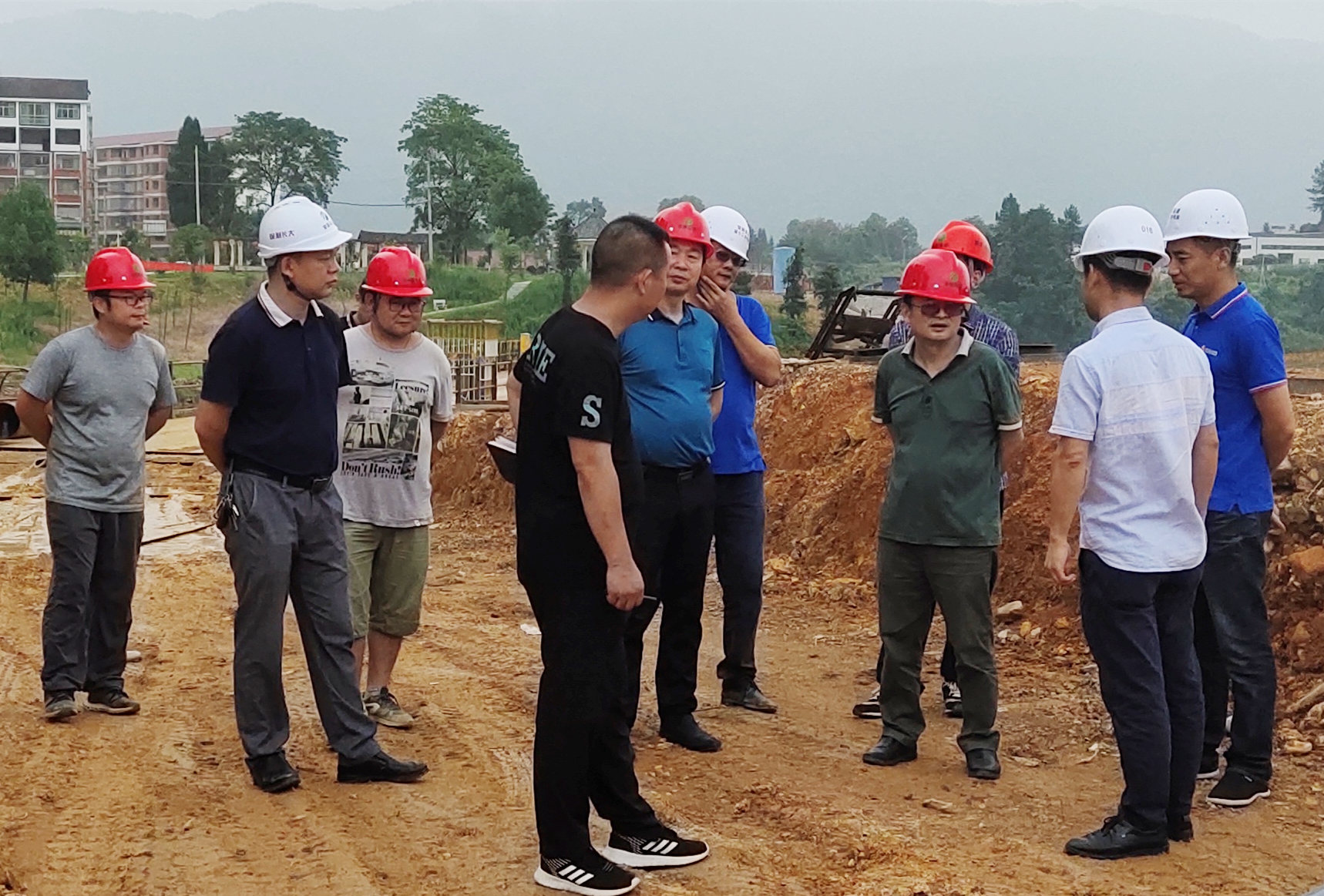 20200729173590.jpg 照片:湖南高速集團檢查指導(dǎo)官新12標項目防汛備汛工作_副本.jpg