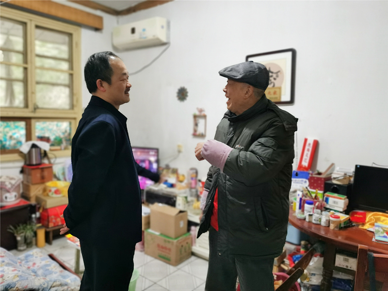 4、2月4日，湯向東慰問(wèn)老領(lǐng)導(dǎo)易文林_副本_副本.jpg