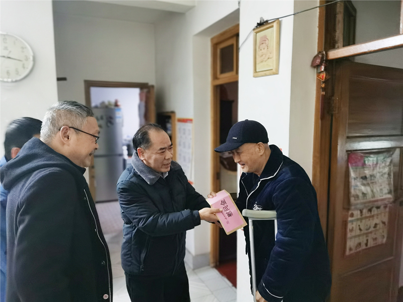 6、2月8日，盛希慰問(wèn)黨員黃勵(lì),到家中對(duì)其重病出院的父親。_副本_副本.jpg