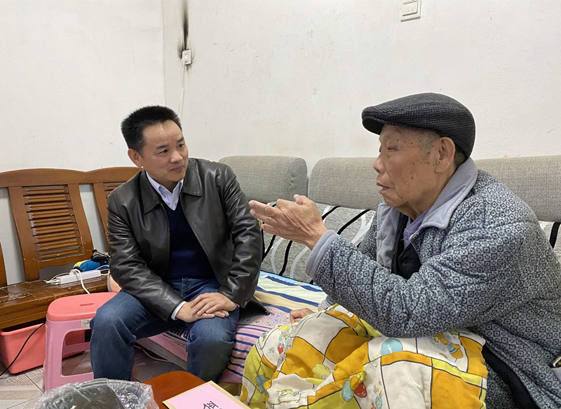 15、2月7日，陳湘平慰問(wèn)困難退休群眾尹先金_副本_副本.jpg