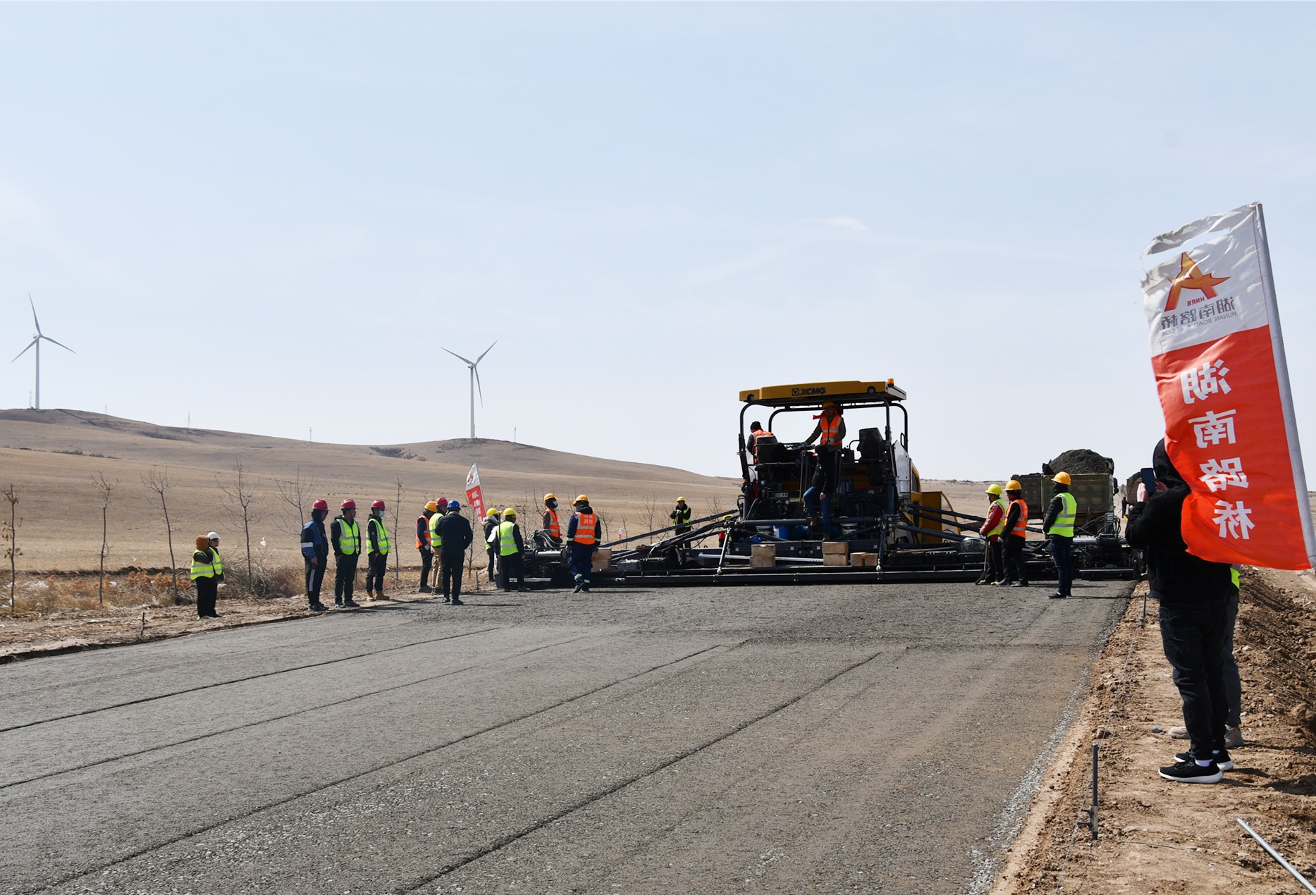 20210406937447.jpg 照片:內(nèi)蒙大查1標項目完成底基層試驗段施工_副本.jpg