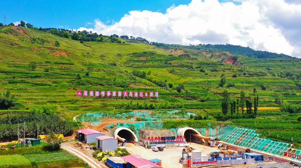 20210812613288.png 照片1:臨大11標(biāo)項(xiàng)目連續(xù)5次獲業(yè)主表彰獎(jiǎng)勵(lì).png