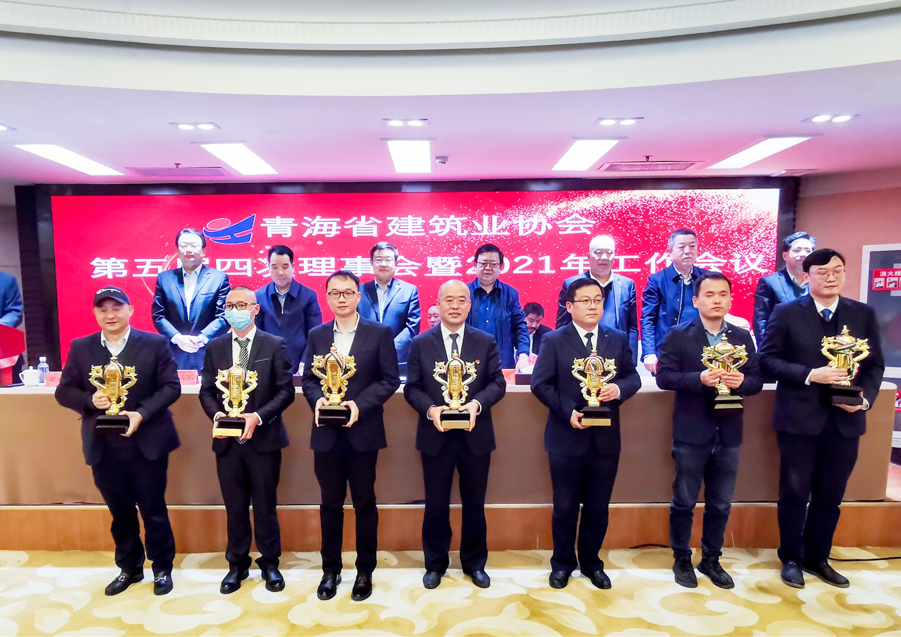 20210812818077.jpg 集團(tuán)總經(jīng)濟(jì)師彭南越上臺領(lǐng)取獎(jiǎng)杯(前排左一)_副本.jpg