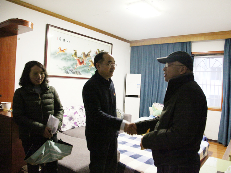 20220209779951.jpg 5王術(shù)飛慰問(wèn)周偉奇IMG_1978_副本.jpg