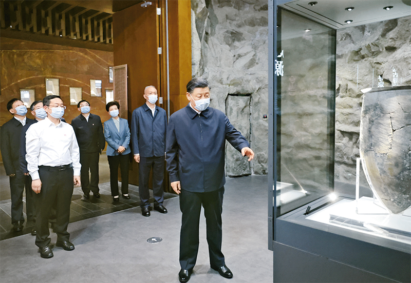 2023年6月2日，中共中央總書記、國家主席、中央軍委主席習近平在北京出席文化傳承發(fā)展座談會并發(fā)表重要講話。這是座談會前，習近平2日下午在中國歷史研究院考察。 新華社記者 鞠鵬/攝
