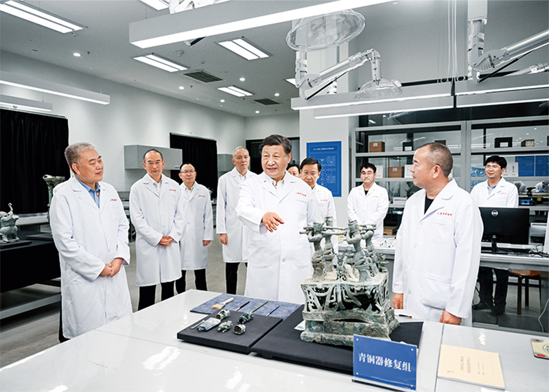 2023年7月25日至27日，中共中央總書記、國家主席、中央軍委主席習近平在四川考察。這是26日下午，習近平在位于德陽市廣漢市的三星堆博物館文物保護與修復館，同現場工作人員親切交流。 新華社記者 謝環(huán)馳/攝