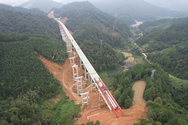 20240920404756.jpg 小沖大橋右幅貫通_副本.jpg