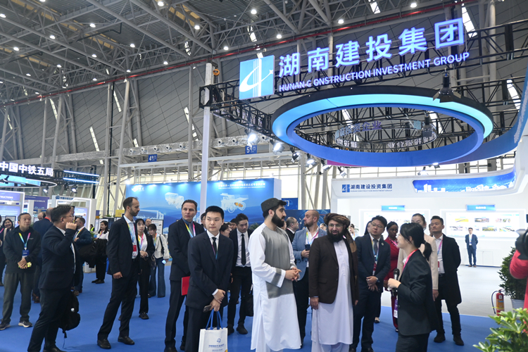 20251110133652.jpg 外部路過(guò)集團(tuán)展位_副本.jpg